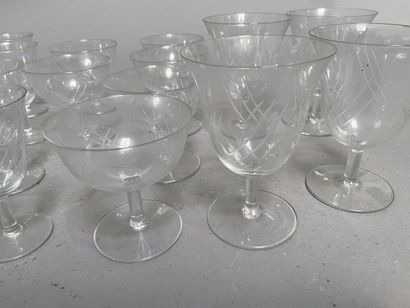 null Petite partie de service à verre à pied en verre taillé.

Douze coupes, cinq...