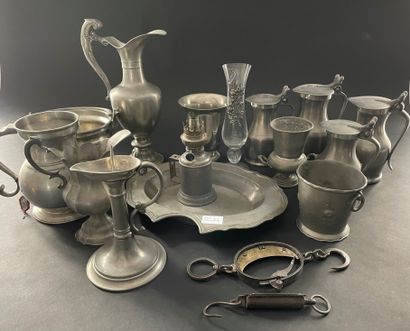 
Lot of pewter: ewer, pourers, vases, oil...