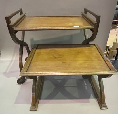 null Petite table de salle à manger gigogne en acajou, sur roulette de bronze.

XIXème...