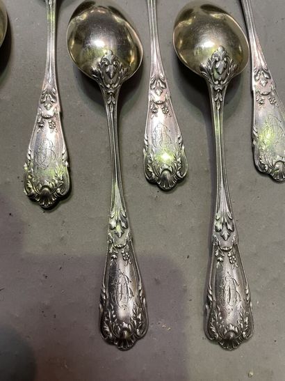 null Box of 12 silver oyster forks chased with a frieze of leaves

and box of 12...