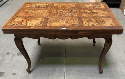 null Dining room table len oak molded with extensions, the top decorated with parquetry,...