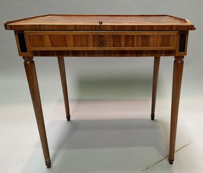 null Rectangular veneer writing table with one drawer, tapered legs.

71 x 72 x 53,5...