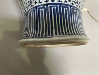 null Vase de forme balustre en porcelaine émaillée bleu et bblanc à décor de fleurs,...