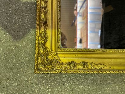 null Miroir rectangulaire en bois doré sculpté de fleurettes

84 x 41 cm

Accide...