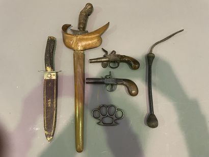 
Lot of weapons: Two Kriss pistols, dagger...