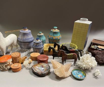 Lot of various trinkets, travel souvenirs:...