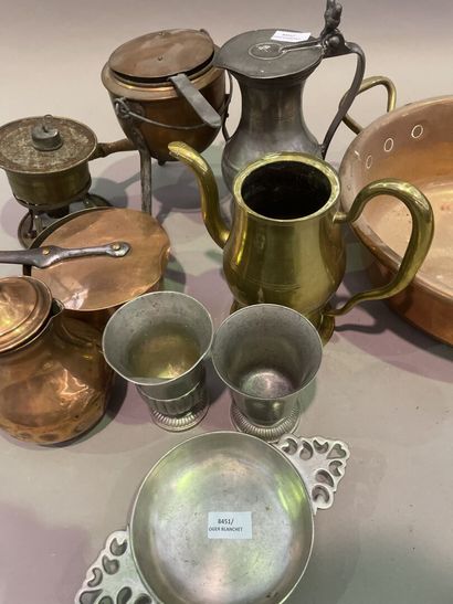null Batch of copper and pewter: basin, pots, pans etc42