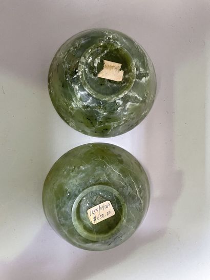 null Paire de sorbets en jadéite

Chine

4,5 x 10 cm

Légères égrenures