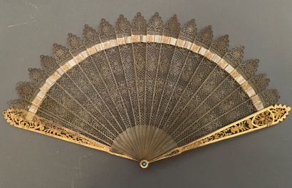 null Fan in horn with openwork decoration, the gilt bronze mounting.

About 1850.

H...