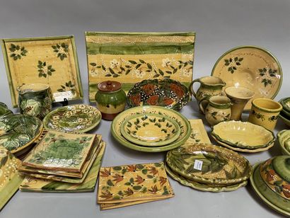 null Strong lot of Provencal enamelled terracotta dishes including lats, plates,...