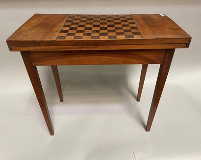 null Game table in veneer, the tray with checkerboard unfolding.

Provincial work...
