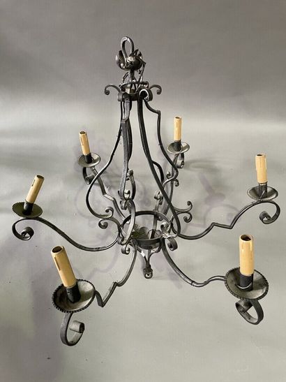 null Wrought iron chandelier with six lights with pearls and pendants. 

Louis XV...
