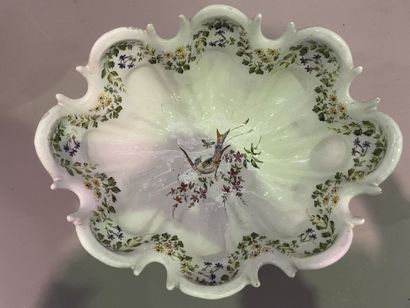 null Broc en porcelaine d'Haviland à décor de petites fleurs mauves et coupe polylobée...
