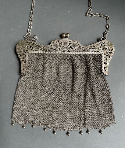 null 
Bag metal mesh rib, the setting with openwork flower motifs, chain handle.

17...