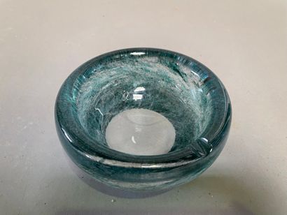 null DAUM

Ashtray in molded crystal colored blue/green

Signed at the tip.

Height...