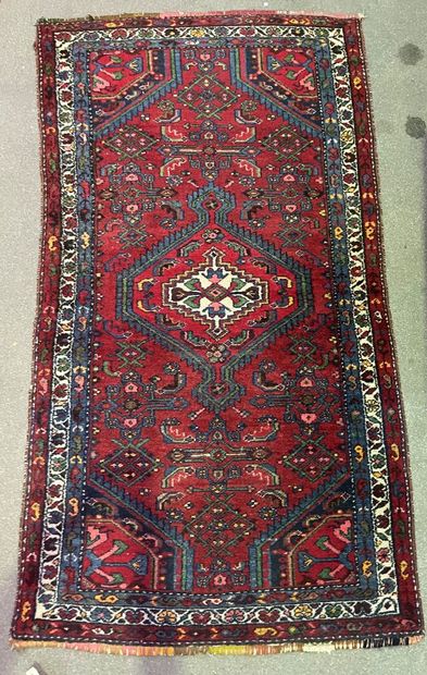 null Lot of three carpets :

Carpet of gallery in wool bottom red with decoration...