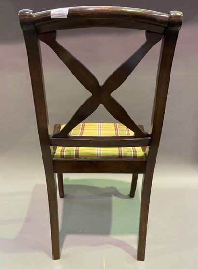 null Suite de six chaises de salle à manger en bois teinté, dossier à croisillon.

Style...