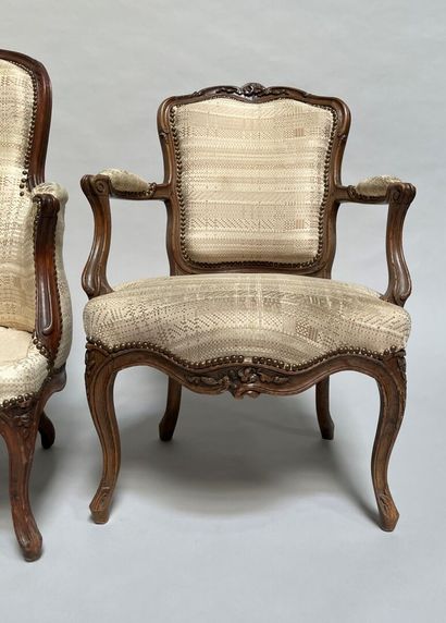 null Shepherd's chair and armchair in natural wood molded and carved with flowers,...