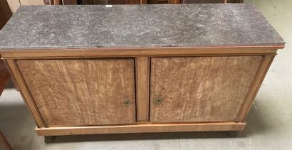 null Mahogany veneered sideboard with two leaves, front claw feet. Black marble top.

Empire...