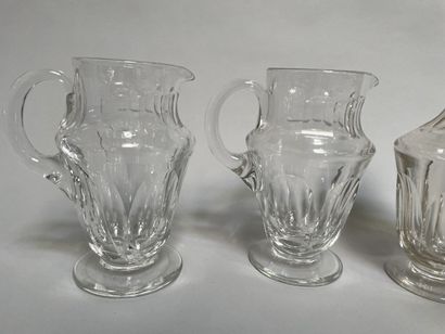 null Set of crystal decanters and jugs,

H: 27 and 23 cm

One joined: 

Carafe of...