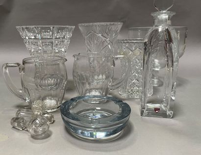 null Lot en cristal comprenant : vases, brocs, carafe en cristal et suède, cendrier.

Carafe...