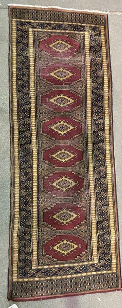 null Lot of three carpets :

Carpet of gallery in wool bottom red with decoration...