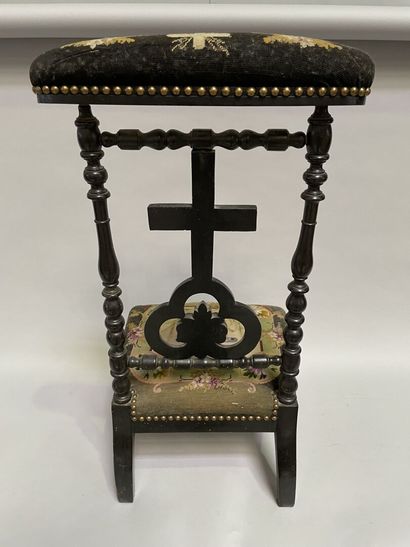 null Blackened wood prie-dieu turned with a motif of cross, tapestry trim with armorial...