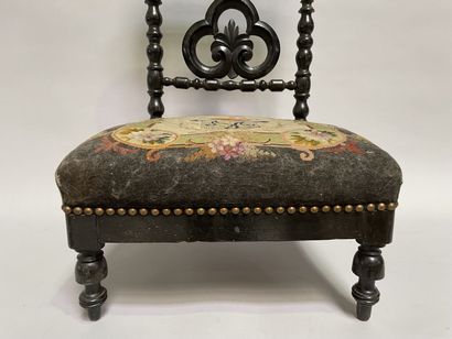 null Blackened wood prie-dieu turned with a motif of cross, tapestry trim with armorial...