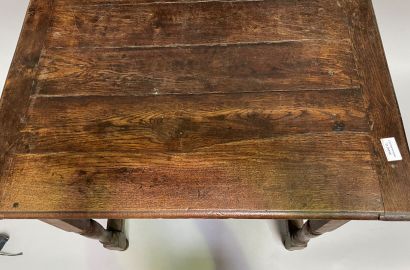 null Table en bois naturel mouluré à quatre pieds en bois tourné réunis par une entretoise.

69...