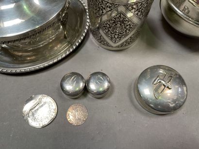 null Foreign silver lot including : a teapot, a tea box, a mustard pot, small boxes,...