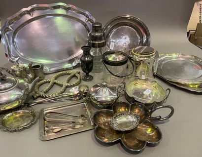 Lot of silver plated metal: trays, pourer,...