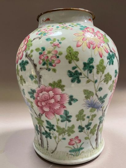 null 
Vase balustre en porcelaine de Chine émaillée à décor de cerisier en fleurs,...
