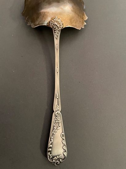 null A silver scoop chased with foliage.

Hallmark Minerve, silversmith Henri LAPEYRE...