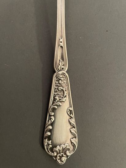 null A silver scoop chased with foliage.

Hallmark Minerve, silversmith Henri LAPEYRE...