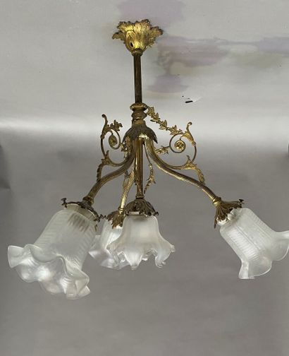 null Suspension in gilded bronze with four lights, tulips in frosted glass.

H :...
