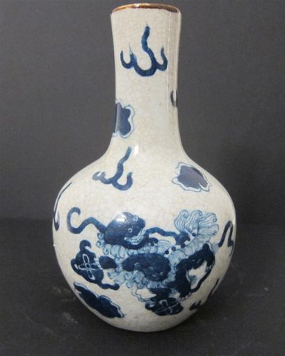 China 19th century. 

Porcelain bottle vase...