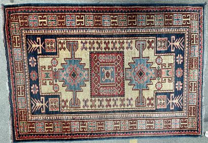 null Deux tapis en laine, à décor de fleur stylisées.

Fin du XXème siècle.

213...