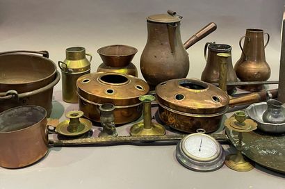 null Large lot of copper and pewter: basins, cauldron, basin, shell, pourer, dishes,...