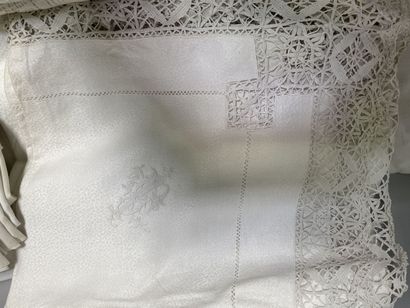 null Lot of household linen: tablecloths, towels, embroidered handkerchiefs, vest,...
