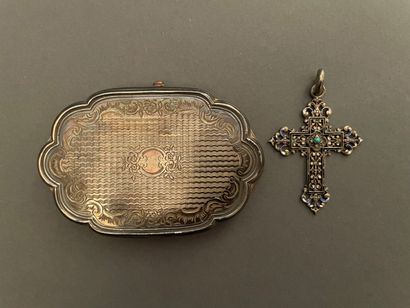 null Guilloche and chased silver purse with leaves and flowers

5 x 7,5 cm

We join...