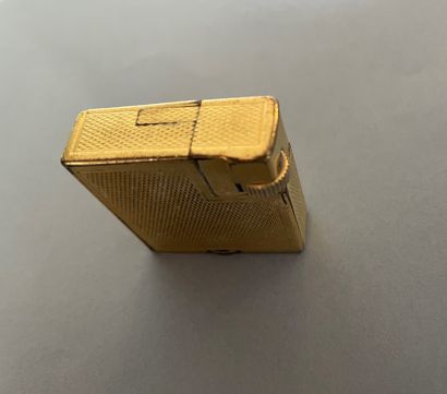 null 
DUNHILL

Briquet en métal doré. 

Signé et numéroté

3,5 x 3,5 x 1 cm

Usures....