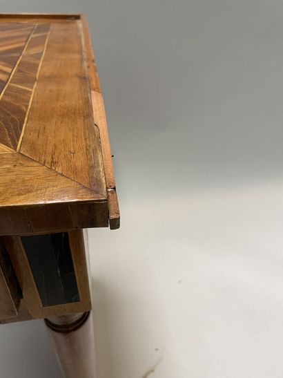 null Table à écrire rectangulaire en bois de placage à un tiroir, pieds fuselés.

71...