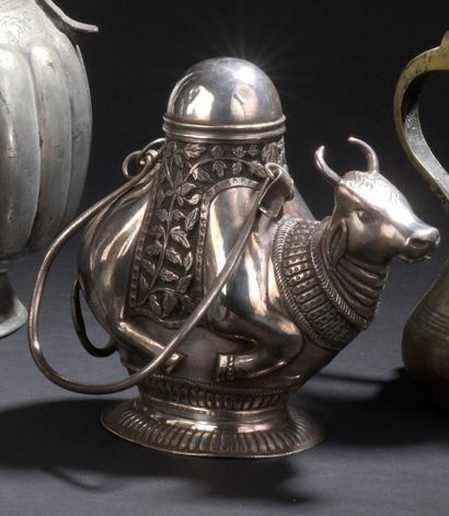 Silver teapot in the shape of an ox

17 x...