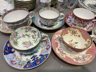 null Lot de vaisselle dont tasses à thé en porcelaine anglaise à décors différents...