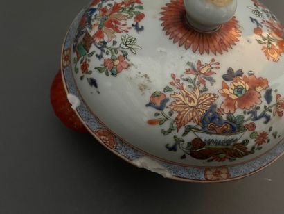 null Bouillon couvert en porcelaine de Chine de la Compagnie des Indes, XVIIIe siècle.

Très...