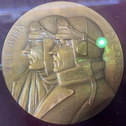 null Ensemble de six médailles en bronze commémorant les grands aviateurs,

dans...