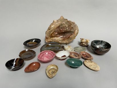 Lot of hard stones: ashtrays, cups, subjects,...