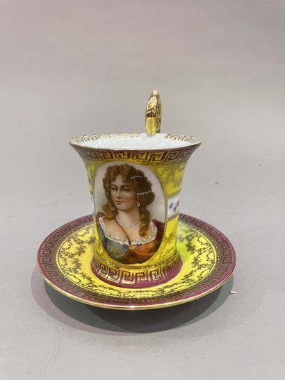 null VIENNE, tasse et soucoupe en porcelaine décorée d'un portrait de femme.

H :...