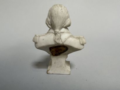 null -Petit buste de Louis XVIII en biscuit (8 cm)

-Boîte ovale en bois noirci à...