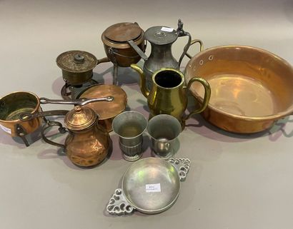 null Batch of copper and pewter: basin, pots, pans etc42